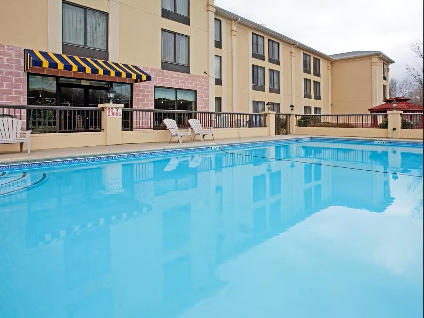 Holiday Inn Express & Suites Charlotte Arpt-Belmont By Ihg Екстер'єр фото