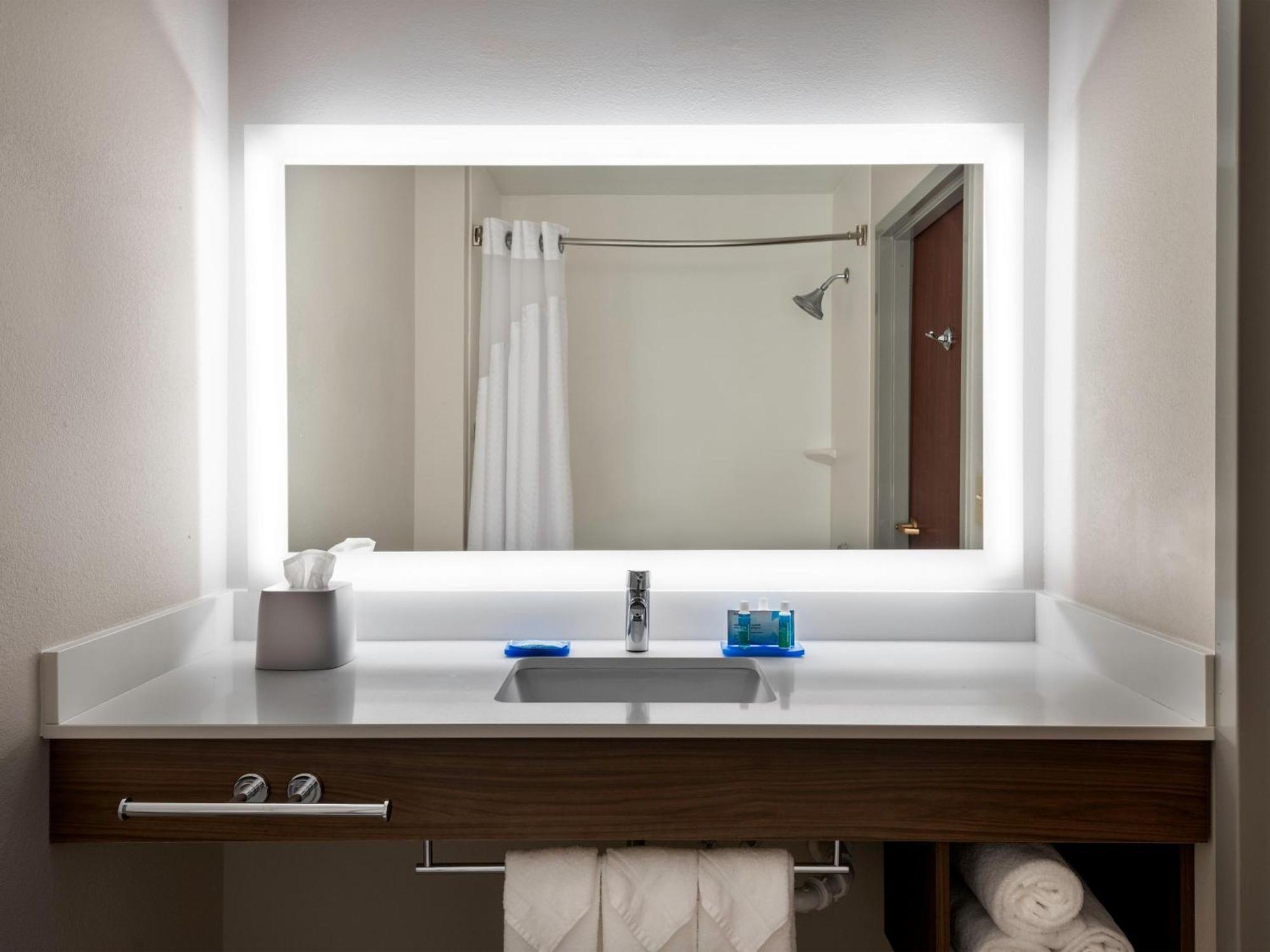 Holiday Inn Express & Suites Charlotte Arpt-Belmont By Ihg Екстер'єр фото