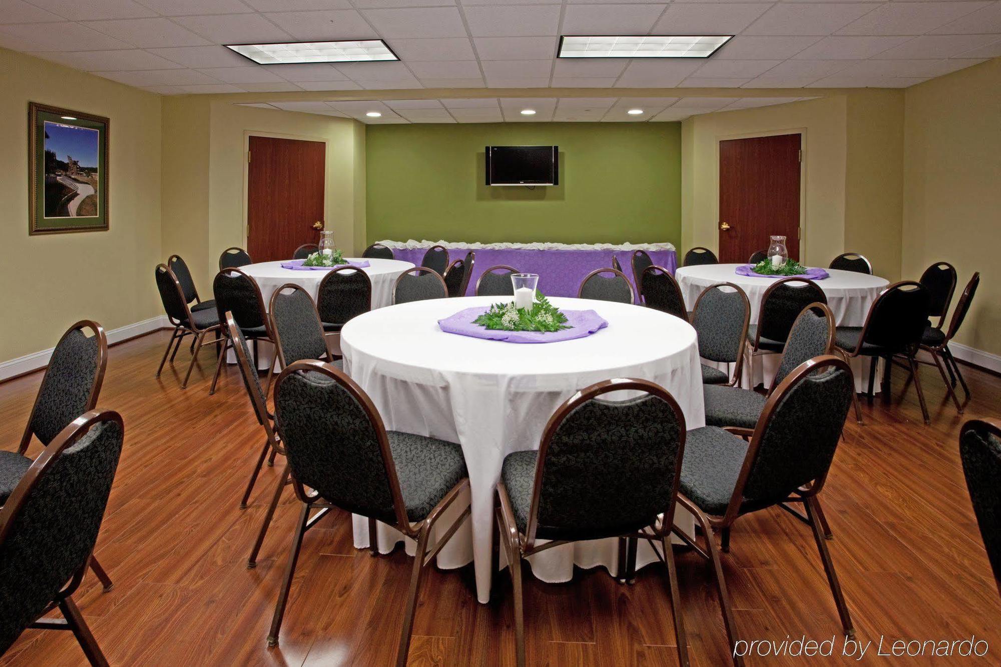 Holiday Inn Express & Suites Charlotte Arpt-Belmont By Ihg Екстер'єр фото